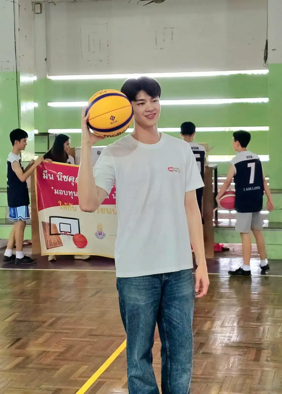 เยาวชนฝึกซ้อมบาสเกตบอลกับโค้ชในสนามจริง